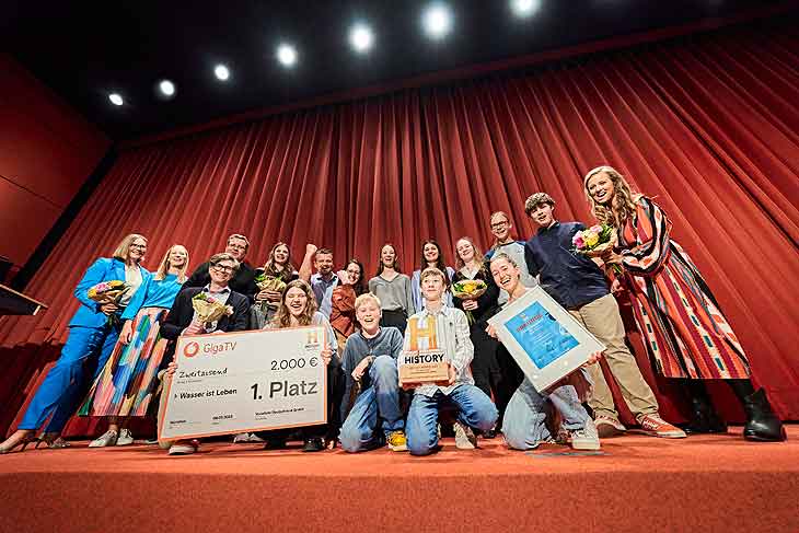Verleihung des HISTORY-AWARD 2023 am 6. Mai 2023 in München (v.l.): Schülerinnen und Schüler des Humboldt-Gymnasiums Trier belegten den ersten Platz (Copyright: Gert Krautbauer für The HISTORY Channel)